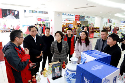 陳文君一行到湘西電子商務(wù)創(chuàng)業(yè)孵化基地現(xiàn)場(chǎng)辦公